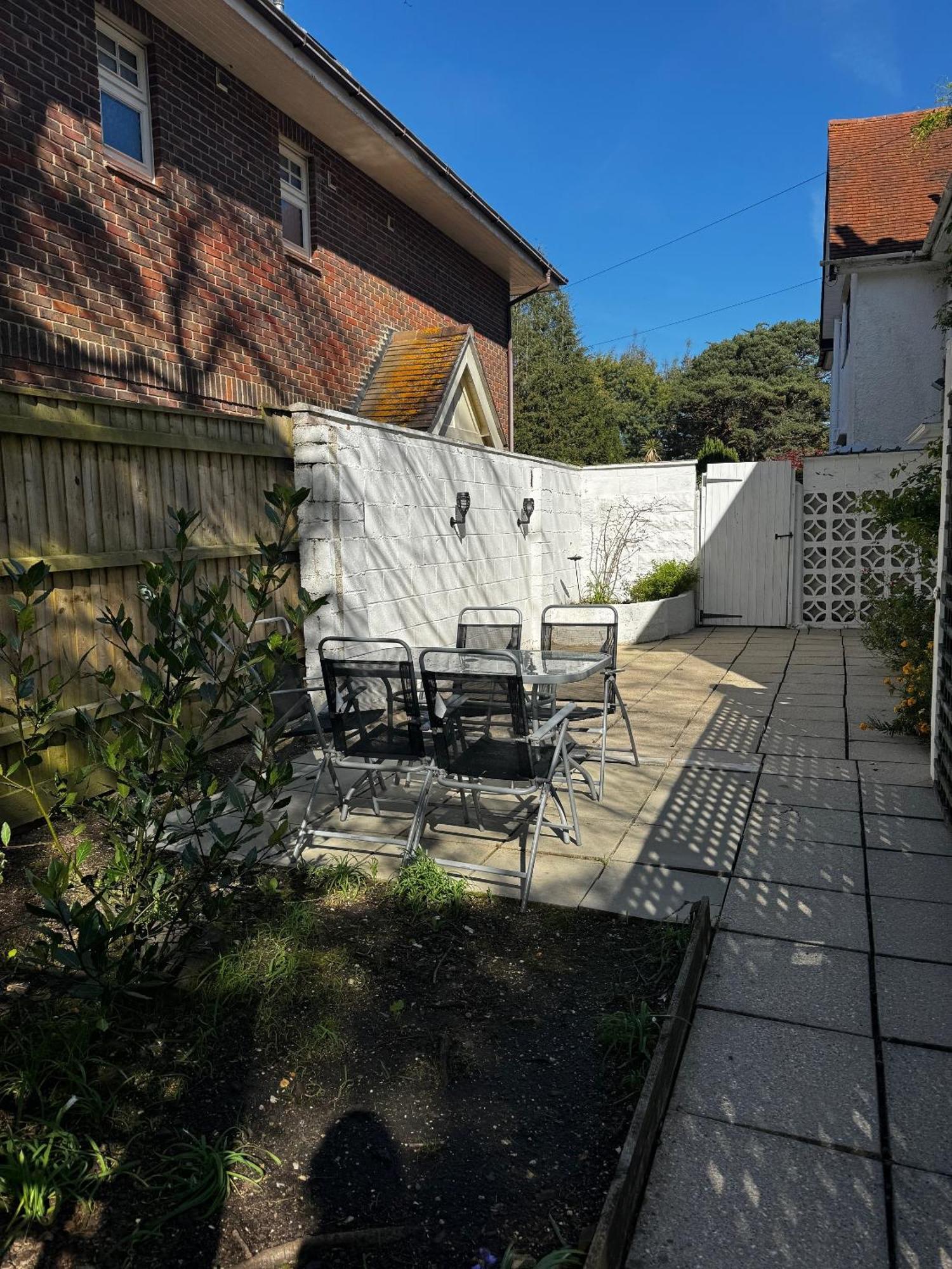 Apartment In Canford Cliffs Close To Sandbanks Beach Пул Екстериор снимка
