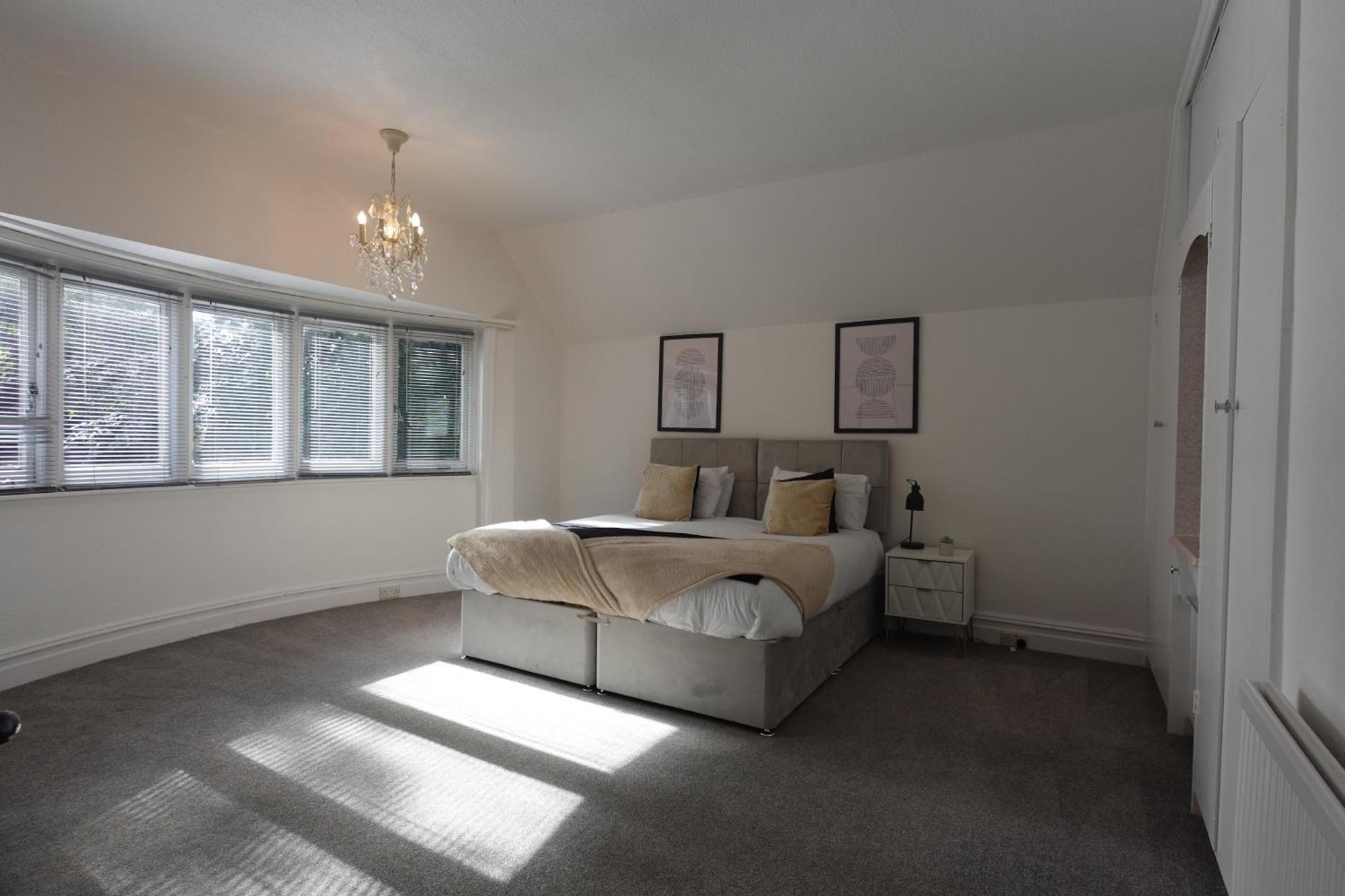 Apartment In Canford Cliffs Close To Sandbanks Beach Пул Екстериор снимка