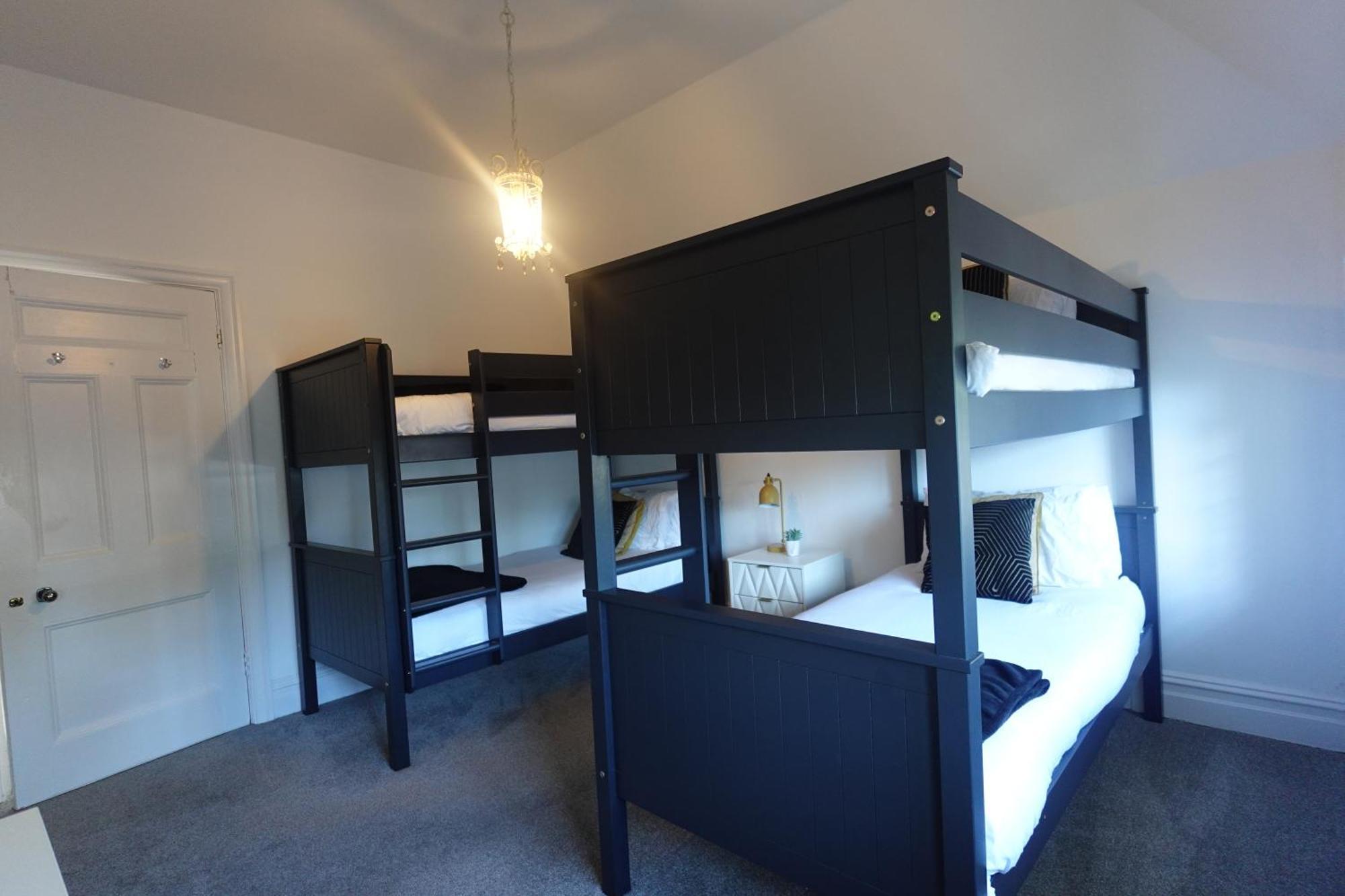 Apartment In Canford Cliffs Close To Sandbanks Beach Пул Екстериор снимка