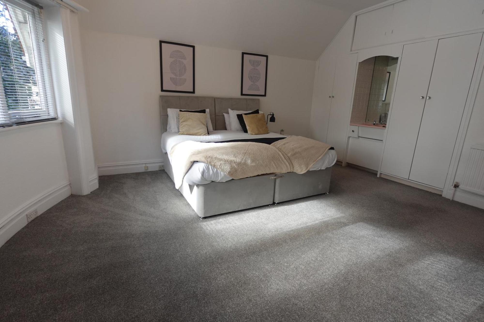 Apartment In Canford Cliffs Close To Sandbanks Beach Пул Екстериор снимка