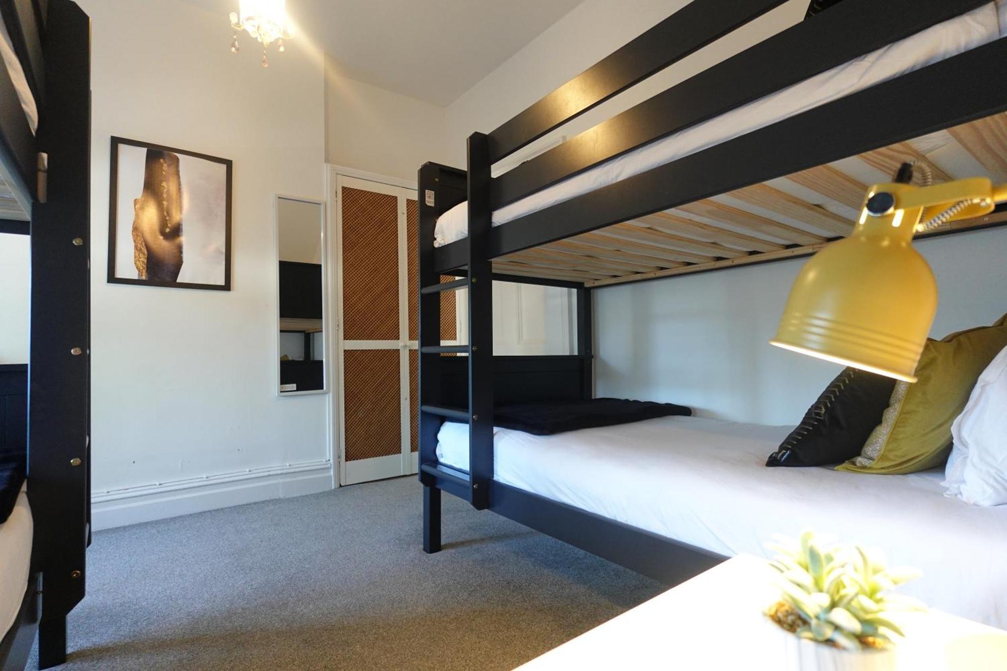 Apartment In Canford Cliffs Close To Sandbanks Beach Пул Екстериор снимка