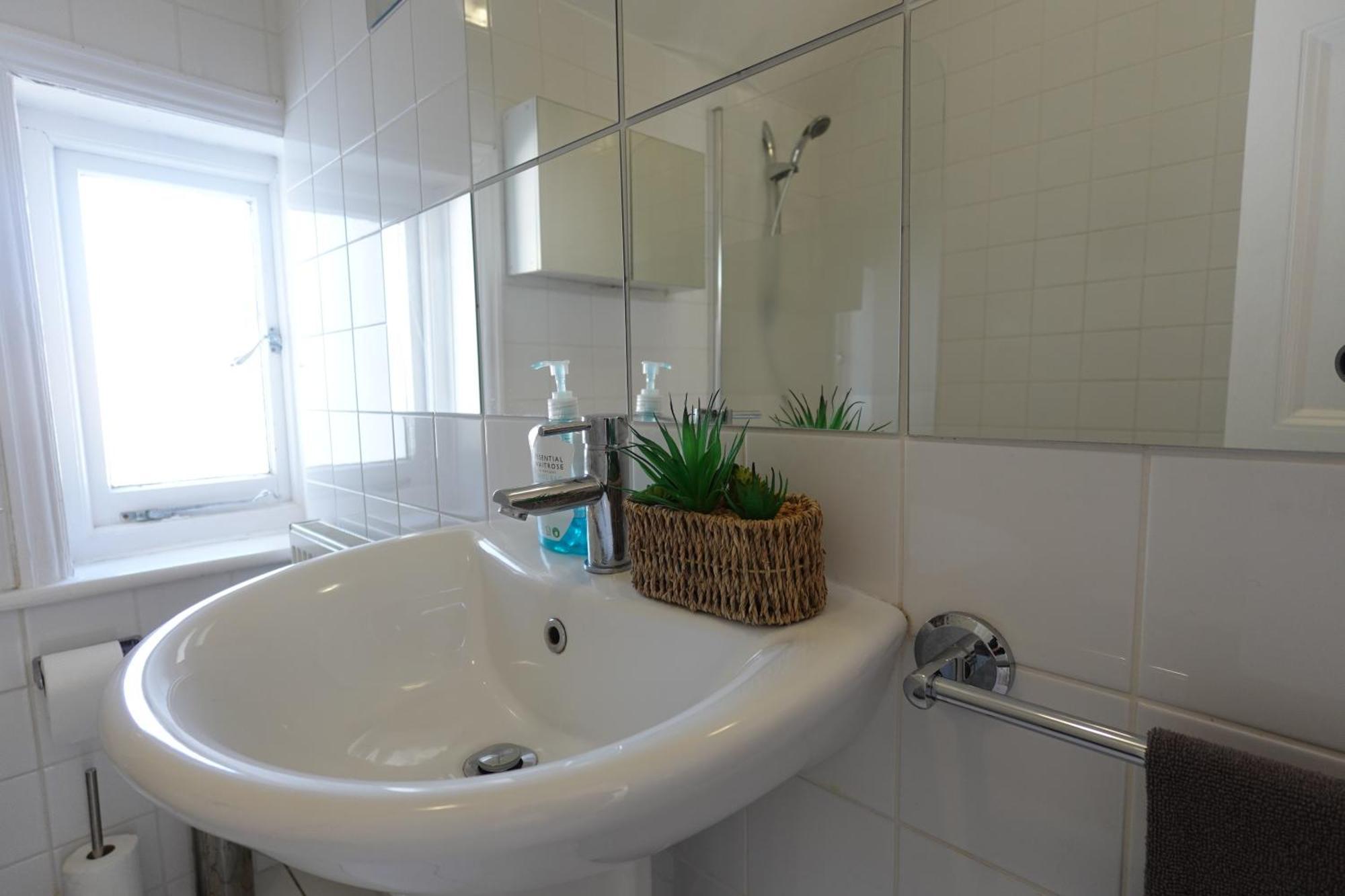 Apartment In Canford Cliffs Close To Sandbanks Beach Пул Екстериор снимка